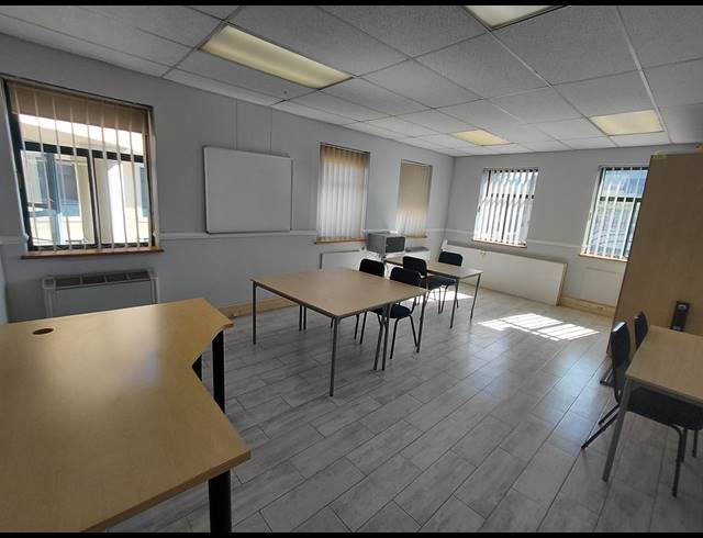 122M² OFFICE TO LET IN LYME PARK